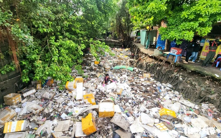Volunteers remove 20 tonnes of trash from Ho Chi Minh City canal