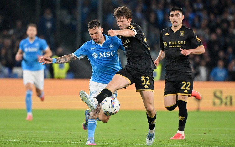 Napoli’s title hopes shaken by late Genoa equaliser as Inter close in