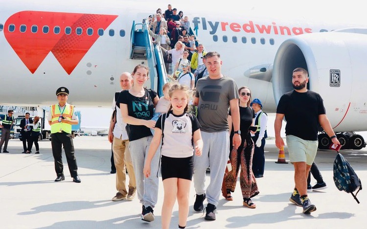 Red Wings launches first direct flight to Vietnam’s Khanh Hoa, bringing 400 Russian tourists