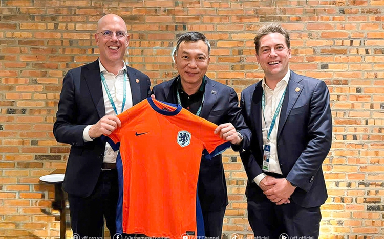 Vietnam attends FIFA congress, builds ties with football powerhouses