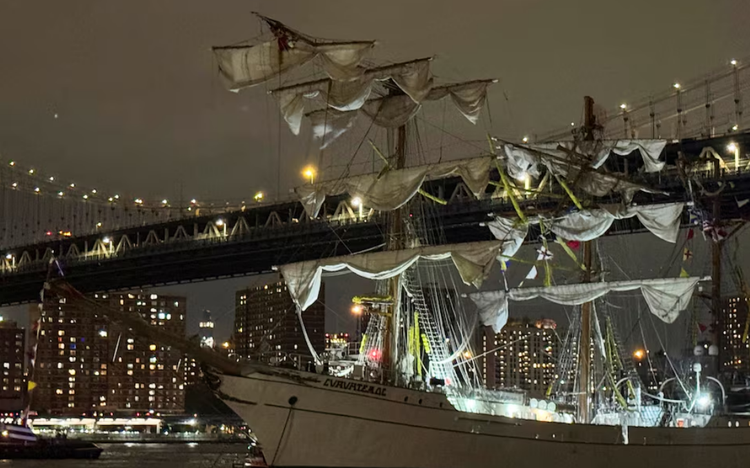Mexican Navy tall ship crashes into Brooklyn Bridge, killing 2