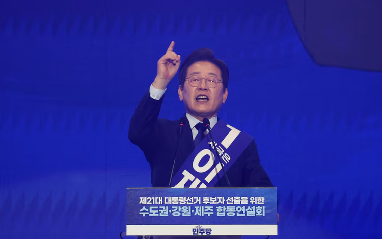 South Korea's presidential candidates prepare to face off in first debate