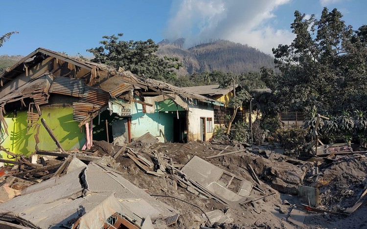 Indonesia raises alert to highest level for Lewotobi Laki-laki volcano