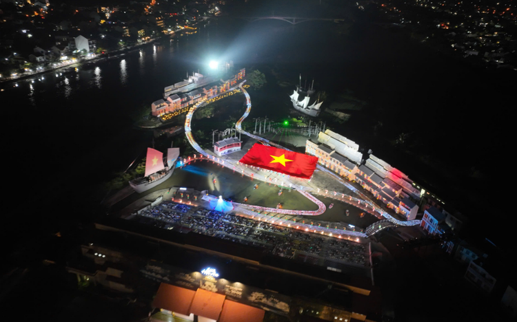700sqm national flag unfurled in Vietnam’s Hoi An in celebration of Reunification Day
