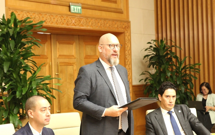Vietnam consults int’l experts on building financial centers