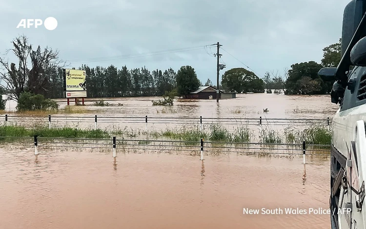 One dead, 50,000 stranded in eastern Australia floods