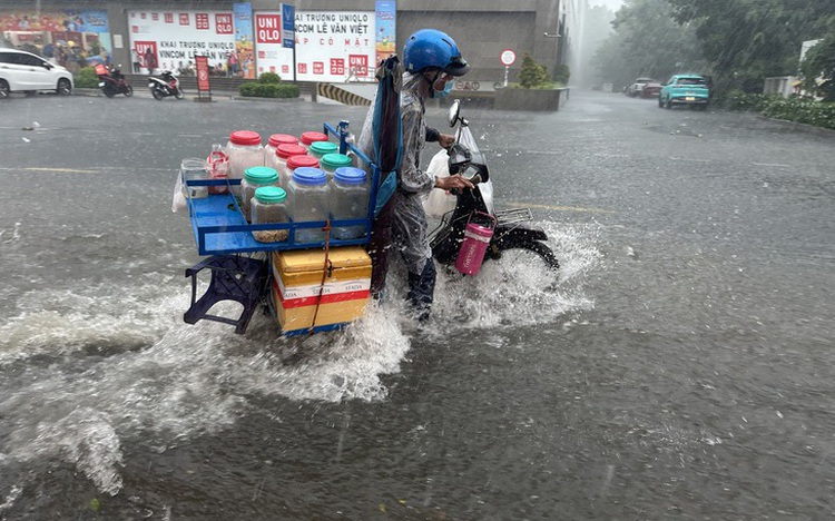 Ho Chi Minh City braces for extended heavy rain through early next week