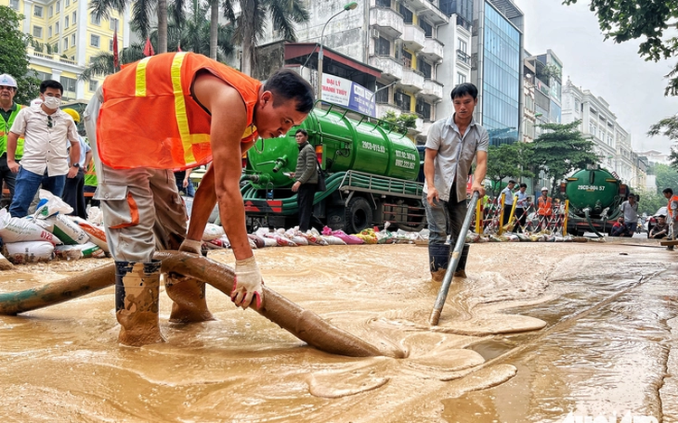 Mud surfaces near excavation site of Hanoi metro project