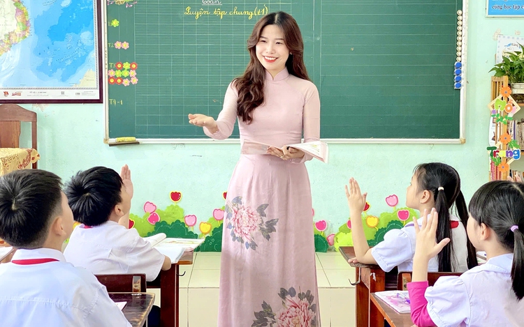 Vietnam short of nearly 120,000 teachers, PM orders urgent hiring