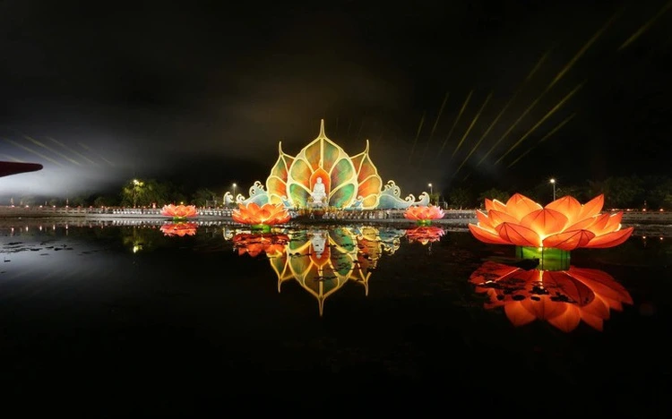 Floating lantern festival for peace lights up Vesak 2025 in Ho Chi Minh City