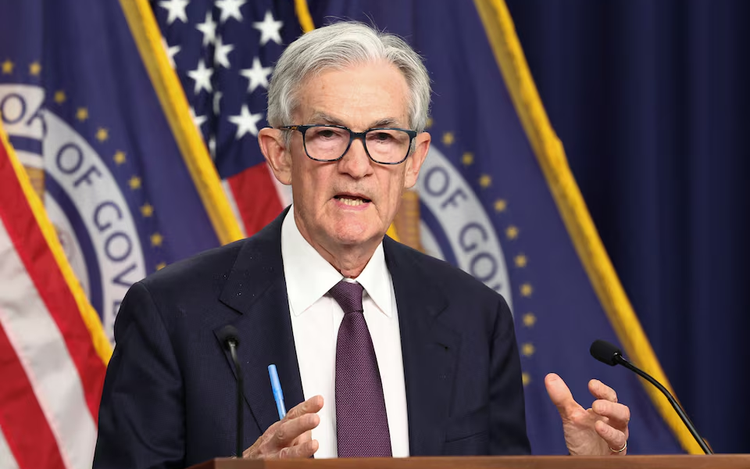 Fed sees rising risks to economy as it leaves rates unchanged