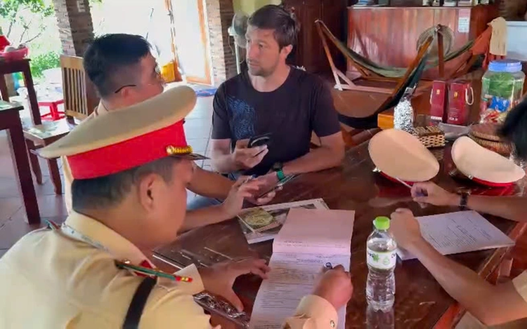 Russian tourist summoned for riding motorcycle with no hands, helmet on Vietnam’s Phu Quoc Island