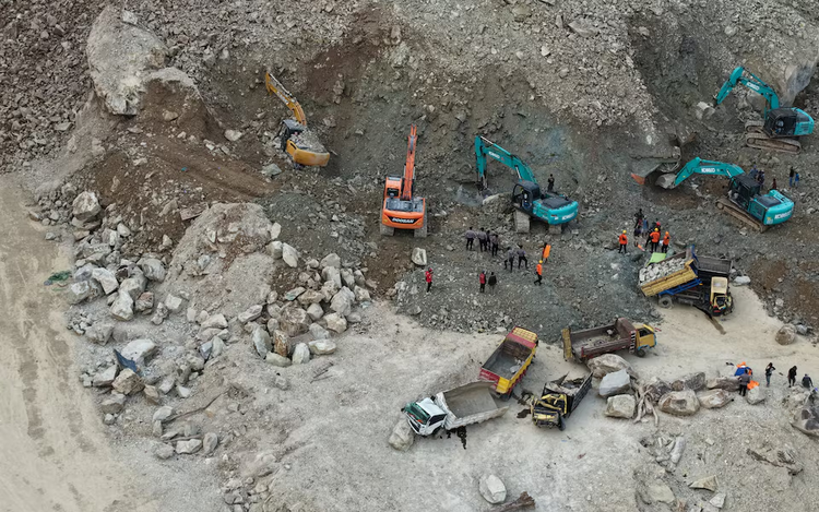 Search continues for Indonesia quarry collapse victims, death toll at 17