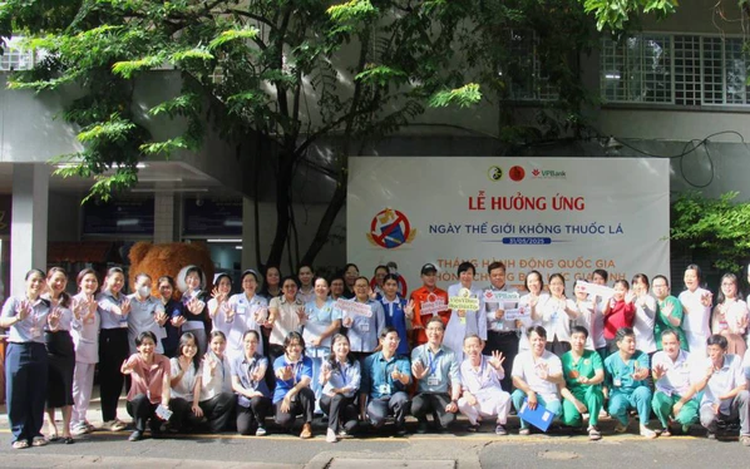 Health official urges medical staff to say no to tobacco, as smoking kills over 100,000 Vietnamese a year