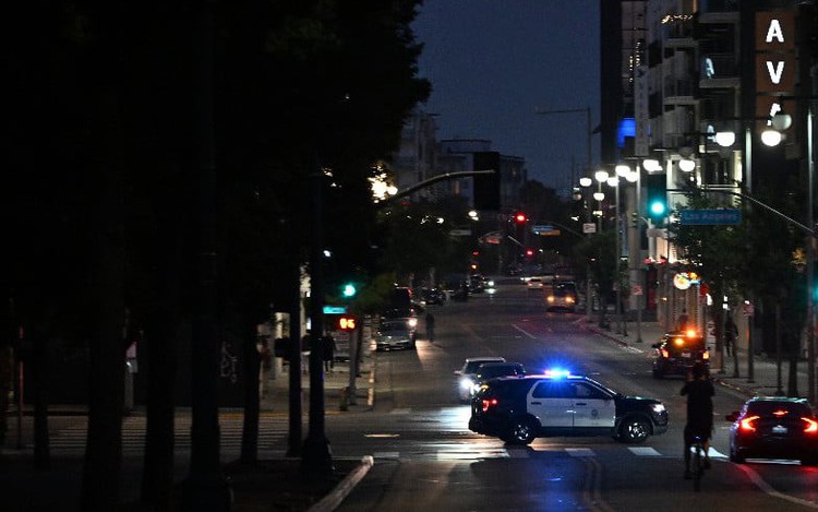 Police make 'mass arrests' in LA during nighttime curfew