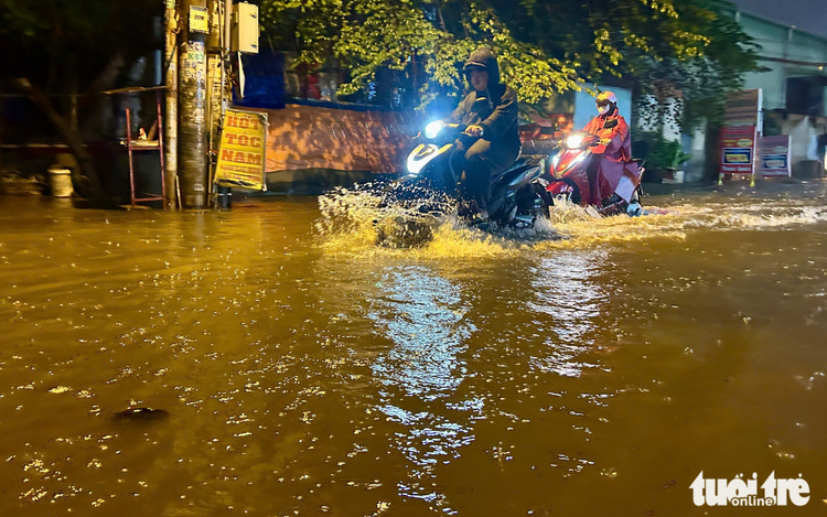 Downpour leaves streets flooded in several parts of Ho Chi Minh City