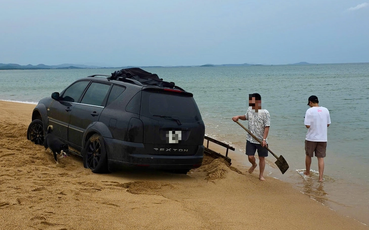 Driver summoned after car gets stuck on south-central Vietnam beach