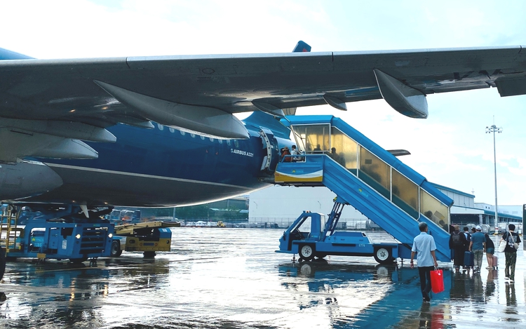 Flights disrupted, boat sinks as storm Wutip batters central Vietnam