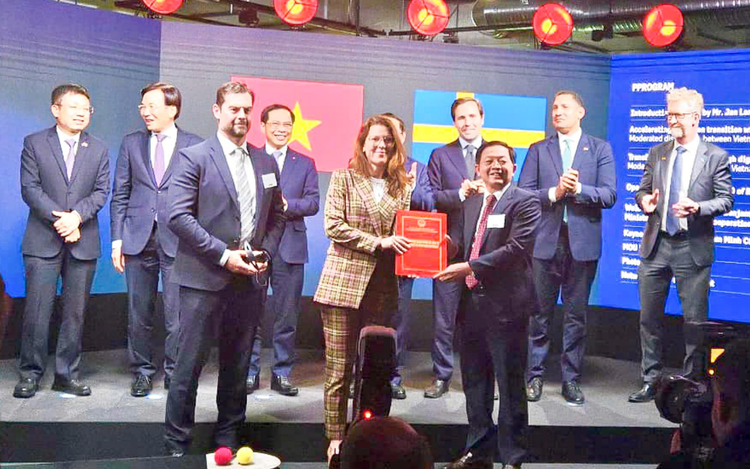 Vietnam’s Binh Dinh awards investment certificate for $1bn project to Swedish firm