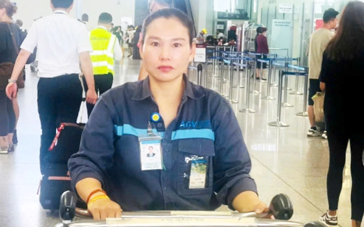 Hanoi airport cart attendant returns $3,651 lost by South Korean passenger