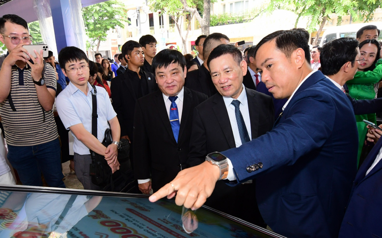 Cashless payment growth must go hand in hand with user protection: Vietnamese Deputy PM