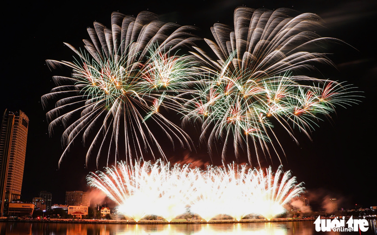 Spectators moved by spectacular fireworks displays by Canada, China in Da Nang