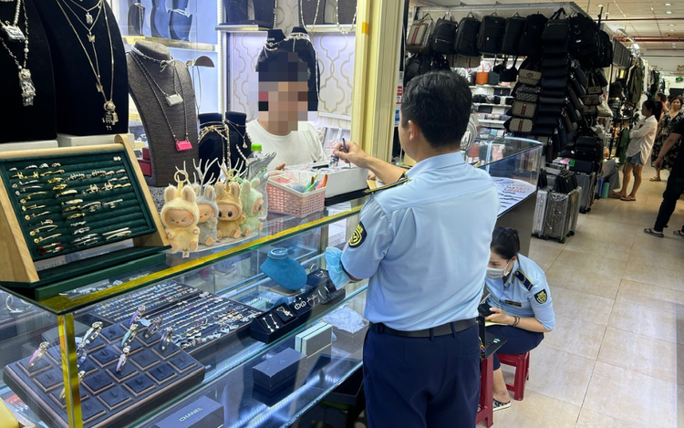 Nearly 400 counterfeit fashion items seized at Saigon Square