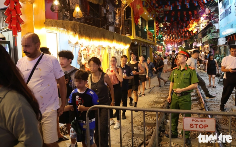 Police ask hundreds of foreign tourists to leave Hanoi’s ‘trackside café street’ for safety