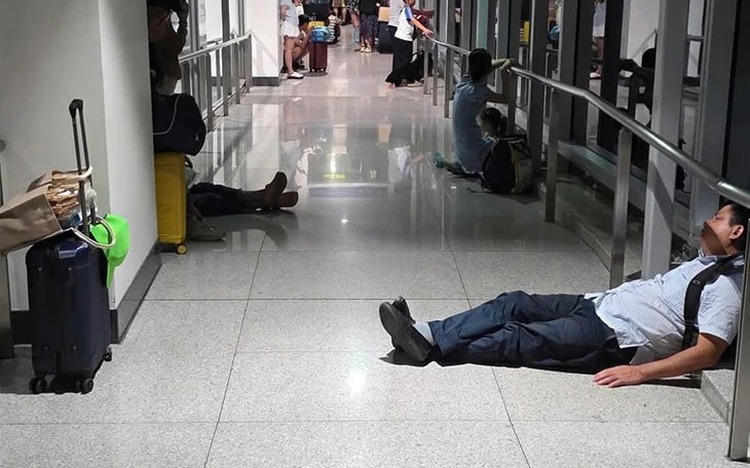 Passengers stuck in jetway at Ho Chi Minh City airport