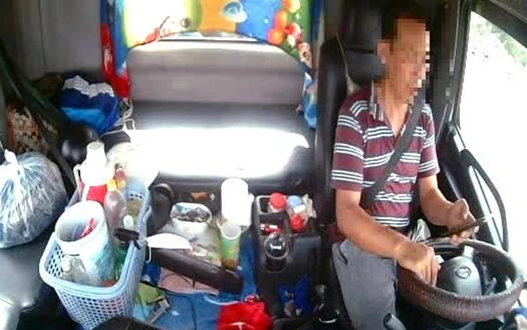 Vietnamese drivers still use phones on expressways despite heavy fines