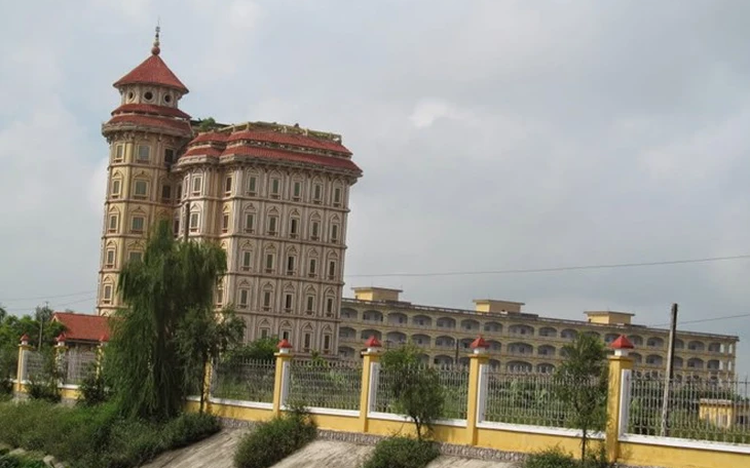 Vietnam suspends teaching at private university over rule violation