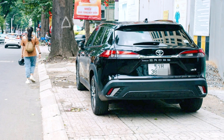 Don’t turn Ho Chi Minh City sidewalks and streets into free car parking lots