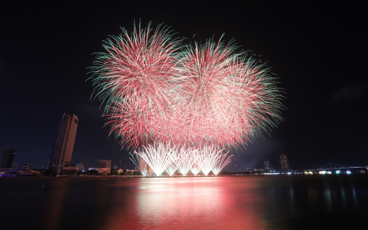 Da Nang ignites with color as Portugal, UK face off in fireworks showdown
