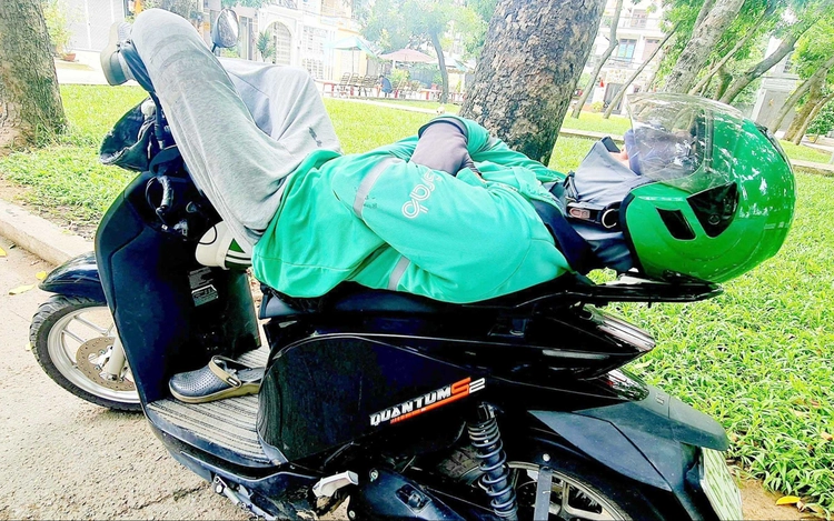 Ho Chi Minh City outdoor workers steal moments of rest under park shade