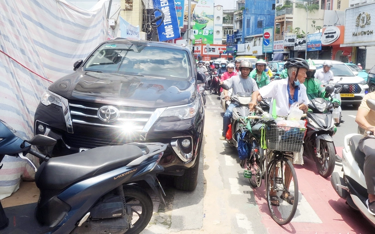 Hefty fines alone won’t fix urban congestion, traffic violations in Ho Chi Minh City: opinion