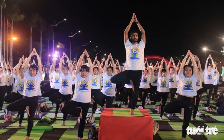 Over 1,000 yoga lovers join int’l performance in Da Nang