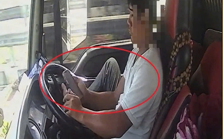 Container truck driver fined for driving with foot while using TikTok on expy in Vietnam
