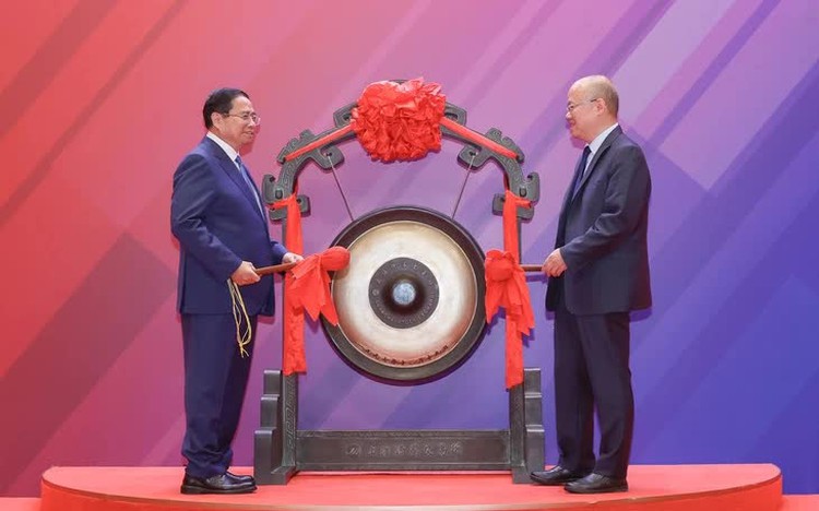 Vietnam PM visits Asia’s largest stock exchange in China