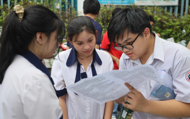 Fierce debate erupts over challenging English test in Vietnam’s national high school graduation exam
