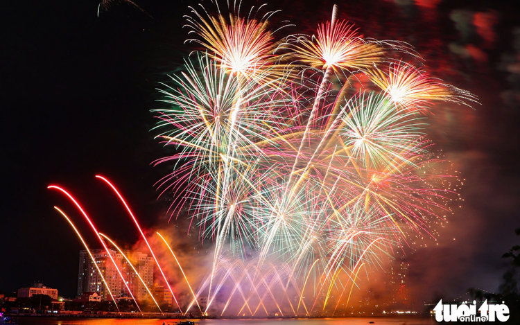 Spectators mesmerized by fireworks displays from South Korea, Italy in Da Nang