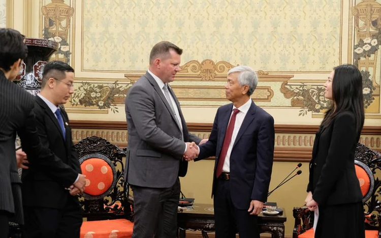 Ho Chi Minh City seeks to boost ties with Canada's Alberta in labor, food, and wood processing