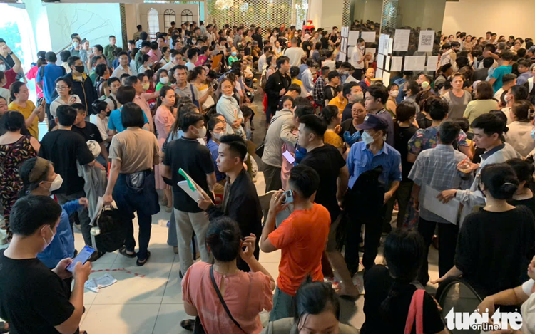 Chaos erupts overnight as hundreds flock to buy social housing in Da Nang