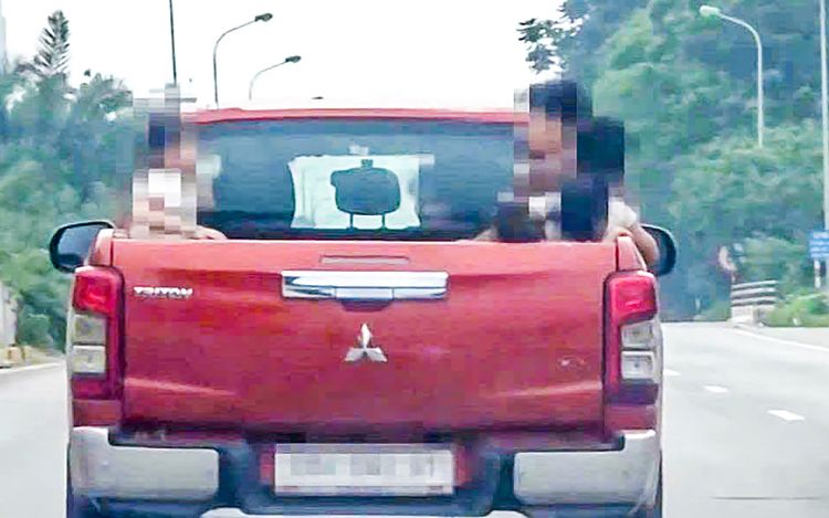 Man fined for transporting 6 children in pickup truck bed in Hanoi