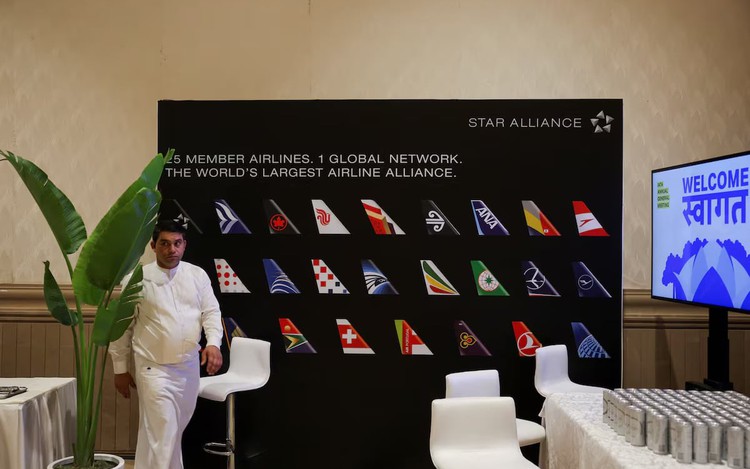 Airlines stick to net zero target despite green fuel doubts