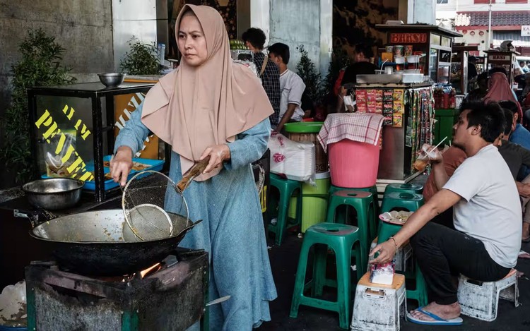 Indonesia rolls out $1.5 bn stimulus package after growth slows