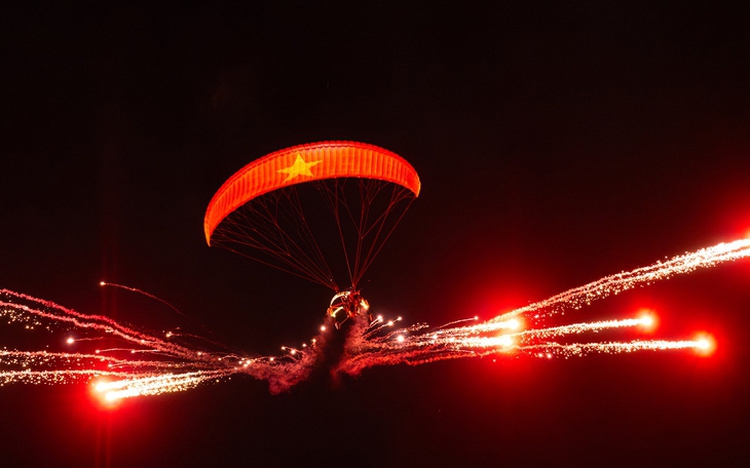 Drone light show, paragliding, fireworks kick off Hoi An summer travel season