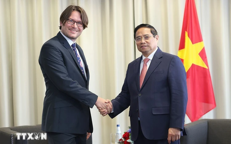 Vietnam PM meets Estonian firms, urges investment in digital, tech sectors