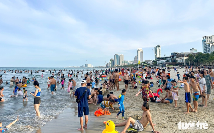 Beaches in Da Nang packed as locals, tourists seek relief from scorching heat