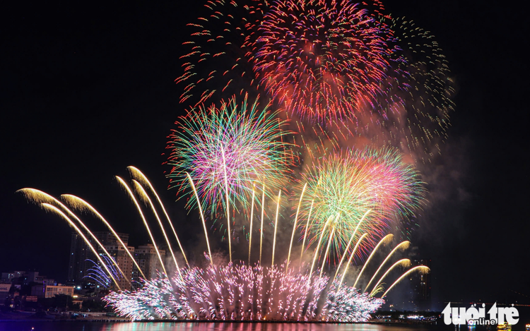 Fireworks shows by Vietnam, Poland wow Da Nang crowds with sights, sounds