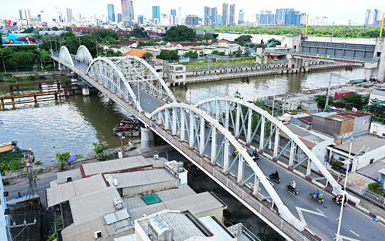 Ho Chi Minh City strives to upgrade aging roads, bridges